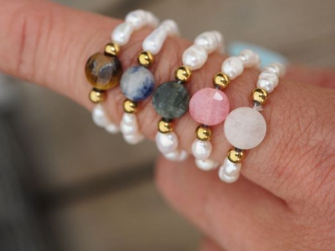Hovedbilde ring med perler og brun sten