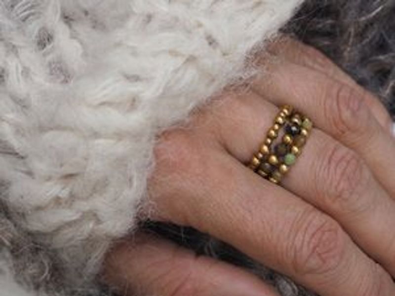 ring med stener, brun