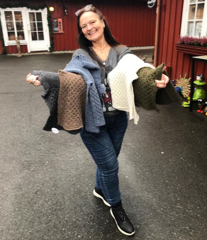 Hals, strikket flettemønster, blå 