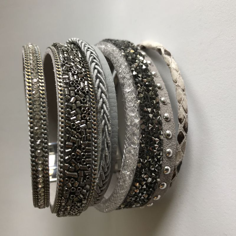 Bredt armbånd med magnetlås, grå