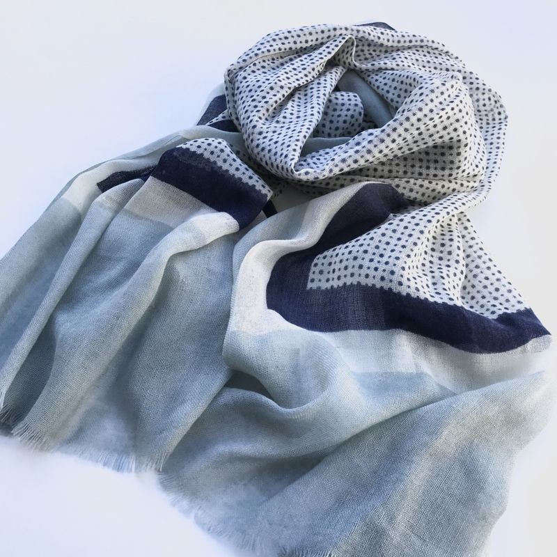 Skjerf offwhite og blått 