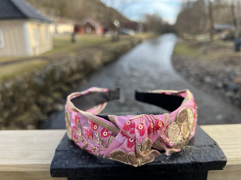 hårbøyle med frodig blomsterbroderi og gullbånd